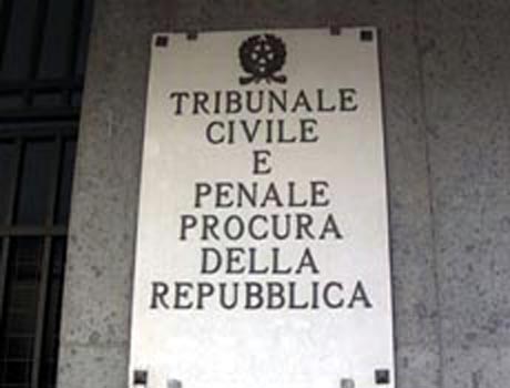 SAVESE SI ARRAMPICA SULLA FINESTRA DEL TRIBUNALE DI TARANTO E TENTA IL SUICIDIO