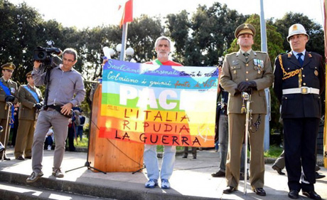 Il sindaco di Messina mostra la bandiera della pace davanti a generali e soldati