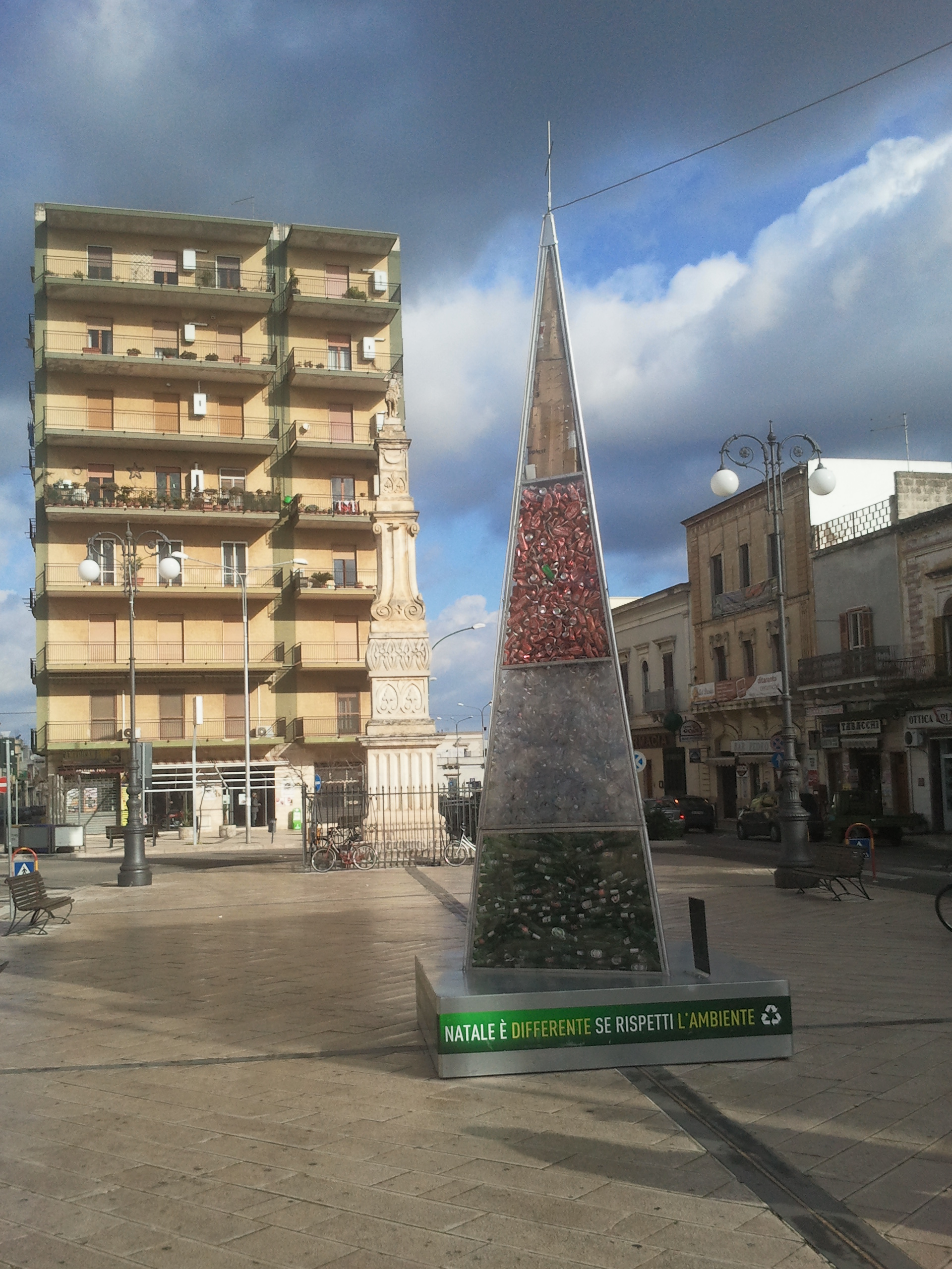 Sava. Un ibrido albero di Natale farà scaldare la Piazza quando arriveranno, imminenti, le cartelle della TARES?