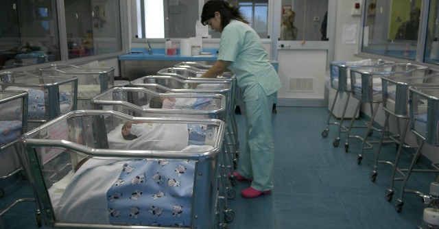 Lecce, scambio di neonati in corsia. Famiglia chiede 50mila euro di danni