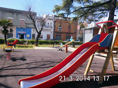 SAVA. Mancano le targhette di sicurezza ai giochi dei bambini di Piazza Risorgimento? Nessun problema … messe dopo tre mesi dall’uso!