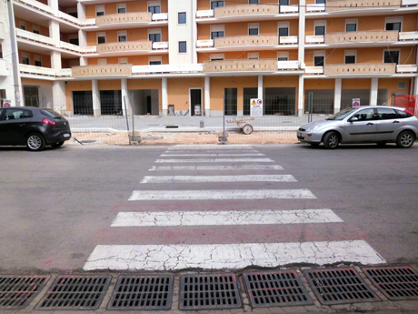 SAVA. Corso Umberto. Eliminato marciapiede e strisce pedonali, prospiciente la Scuola dell’ infanzia e primaria “Cap. L. GIGANTE”