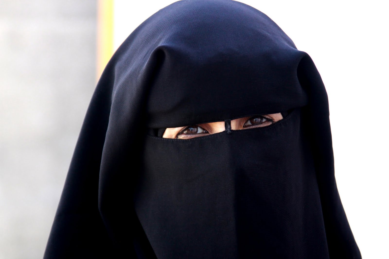 Corte europea diritti umani: il divieto del burqa non viola i diritti umani