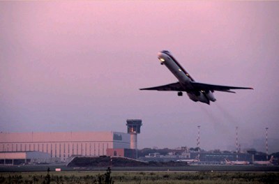 Sciopero in tutti gli aeroporti francesi: lunedì 15 sei voli su 10 saranno annullati