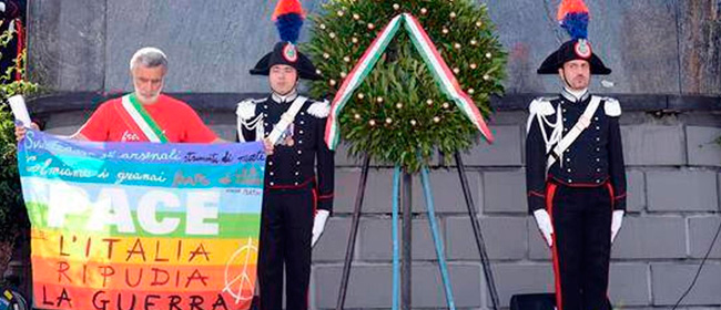 MESSINA. Il sindaco Accorinti espone la bandiera della pace davanti ai militari