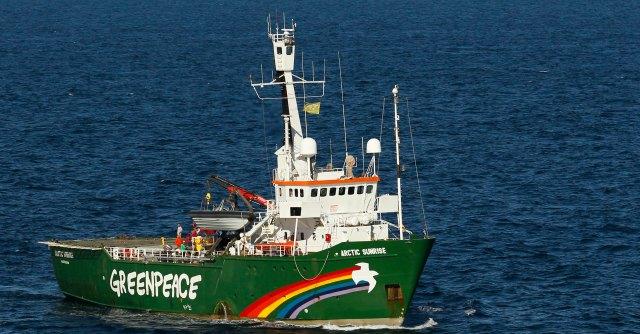 Ambiente. Attivisti di Greenpeace speronati in mare dalla Marina spagnola