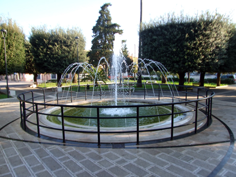 SAVA. Piazza Risorgimento. L’incredibile pulizia dell’acqua della fontana
