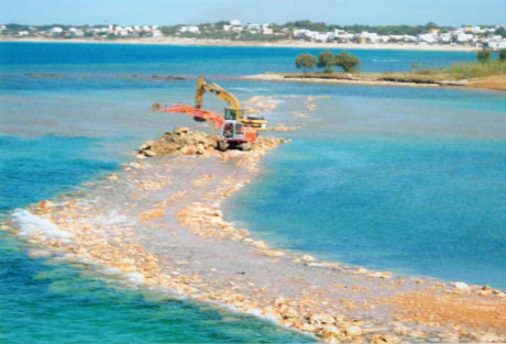 TORRE OVO (Marina di Torricella). Parte il processo sugli “Interventi di ripascimento di barriera frangiflutti, di rinforzo delle rocce e di muri di contenimento sul litorale di Torre Ovo”