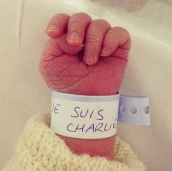 PARIGI. Charlie Hebdo, neonato con braccialetto “Je Suis Charlie” diventa un simbolo
