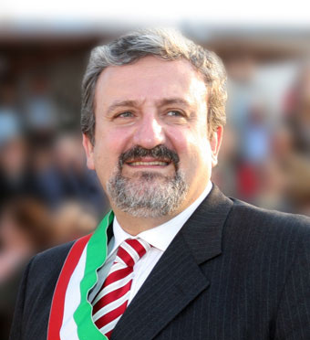 “Siamo sconcertati dalle dichiarazioni del segretario regionale del Pd, Michele Emiliano, rilasciate al Tg3 Puglia (Tg3 regionale delle ore 19 e 30 del giorno 8 gennaio 2015)”