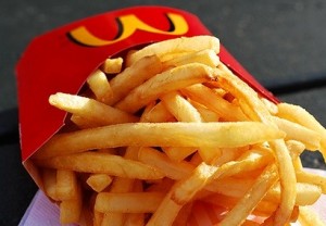 Nuovo scandalo per la filiale nipponica di McDonald’s. Patatine “al dente”
