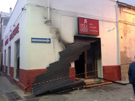 Attentato a Latiano. Esplosione devasta il negozio “Ottica Galeone” appena inaugurato