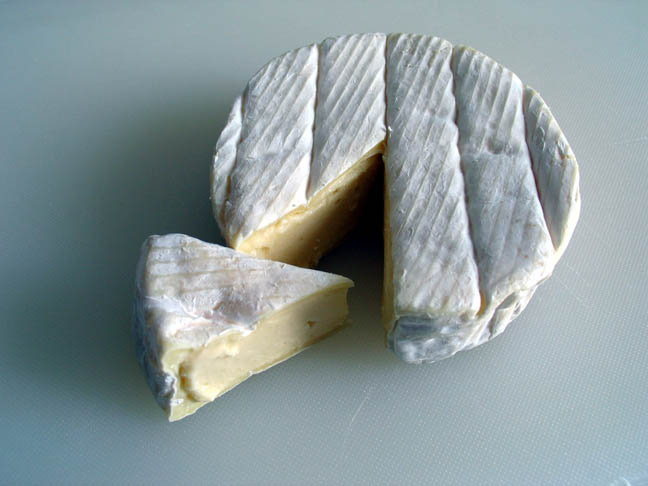 Allerta alimentare per contaminazione microbiologica in Europa: scatta il ritiro del formaggio francese “Cambert Calvados” commercializzato anche in Italia