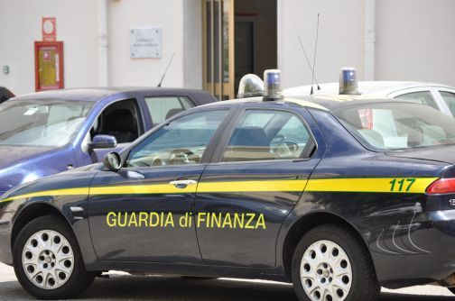 Finanzieri fermano finanzieri e li arrestano: viaggiavano sulla Foggia-Candela con 20 chili di droga