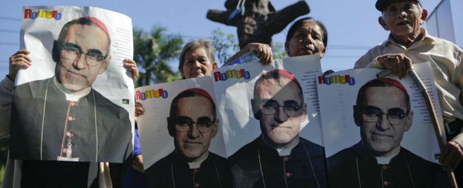 Papa Francesco vuole monsignor Romero beato: fu ucciso a San Salvador nel 1980