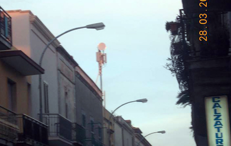 SAVA. Via Vittorio Emanuele. Appena montata un’antenna di telefonia elettomagnetica, i residenti la smontano e la portano a rottamare