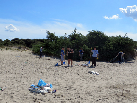 Taranto. LEGAMBIENTE:  “Ripulita la spiaggia di Lido Azzurro: tra i rifiuti abbandonati spiccano plastica e bottiglie di vetro”