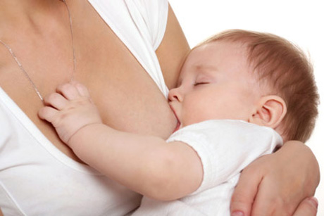 L’allattamento al seno può proteggere i bambini dall’inquinamento ambientale