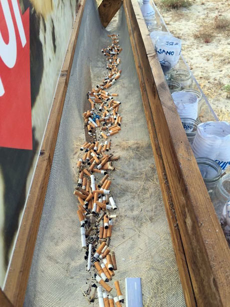 MONTEDARENA (marina di Pulsano). Totem porta mozziconi di sigarette già installato sulla Spiaggia. Un successo