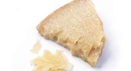 “Parmesan” il falso made in Italy richiamato per allergene non dichiarato. Ritirate le confezioni di parmigiano grattugiato