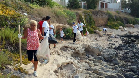 PULSANO. “Nella mattinata domenicale del 9 agosto tutta la scogliera tra Le Canne e Montedarena è stata ripulita dai rifiuti”