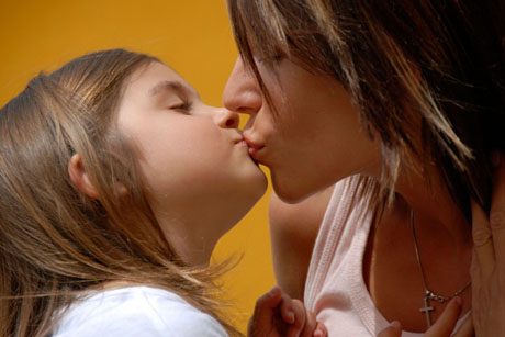 E’ giusto o sbagliato baciare sulla bocca i figli?