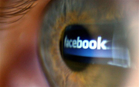 In Italia si licenzia per colpa di Facebook. L’azienda “spia” il profilo del dipendente e riesce a licenziarlo
