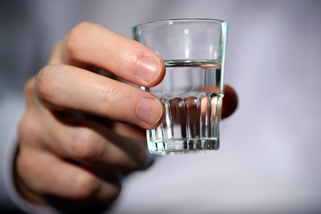 Pezzi di vetro nella vodka. La ditta Diageo Canada richiama diversi prodotti Smirnoff Ice