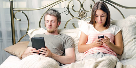 Smartphone o tablet a letto: pessima idea