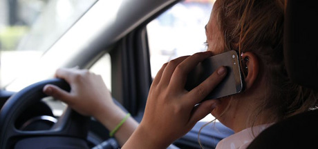 Stop alla multa per chi risponde al cellulare mentre guida. Se la chiamata è davvero urgente scatta lo stato di necessità
