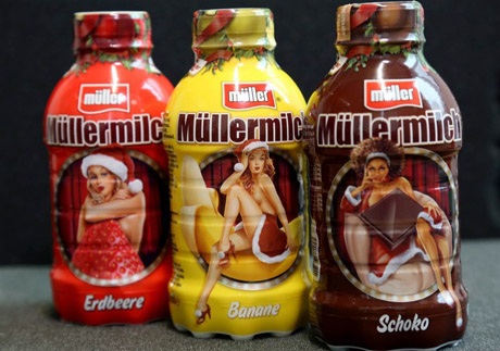 Razzismo e sessismo. Bufera sulle bottiglie Müllermilch con immagini di ragazze pin-up