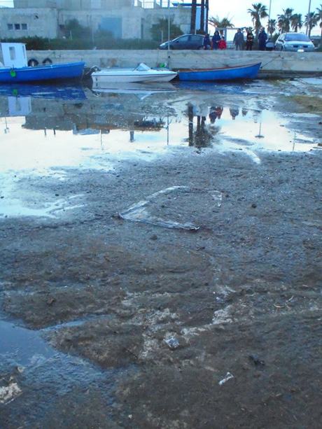 CAMPOMARINO (Marina di Maruggio). Porto Turistico – Peschereccio degradato
