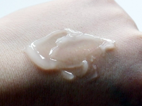 Thailandia, spot per crema per “scolorire” la pelle causa un putiferio sui social network: “È razzista”