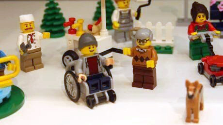 Arriva il primo disabile della Lego nel reparto giocattoli