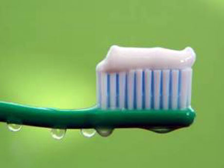 Il dentifricio a base di triclosan aumentarebbe il rischio di cancro