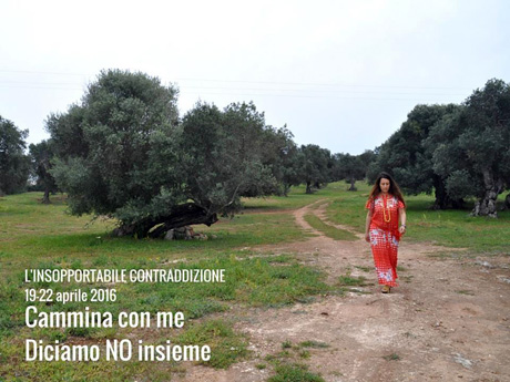 Artista cammina da Brindisi a Taranto spingendo barella per dire NO alla Puglia dei veleni