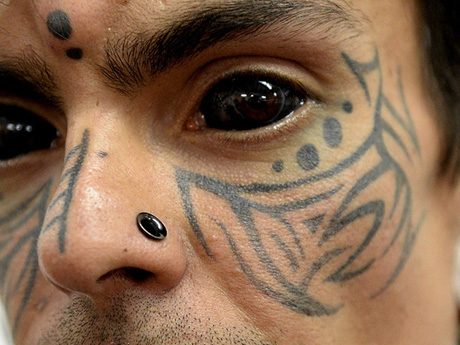 Nuova tendenza: tatuaggi agli occhi
