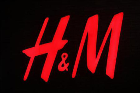 “Da H & M preferiscono l’aborto piuttosto che perdere il posto di lavoro”. Nuovo scandalo si nasconde dietro gli abiti di H&M
