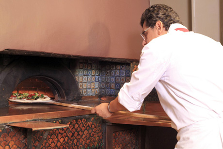 Divorzio all’italiana: pizzaiolo paga gli alimenti all’ex moglie con pizze e calzoni, il giudice lo assolve