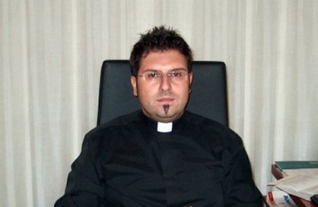 BRINDISI. “Atti sessuali in sacrestia”: arrestato  l’ex parroco di Bozzano