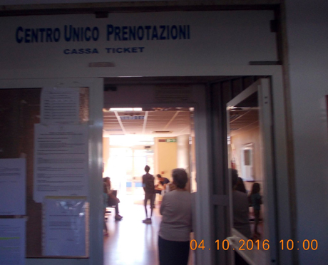 MANDURIA. Ospedale “Giannuzzi” – Centro Unico di Prenotazione (CUP). Sedie rotte da quasi un anno nella sala d’attesa
