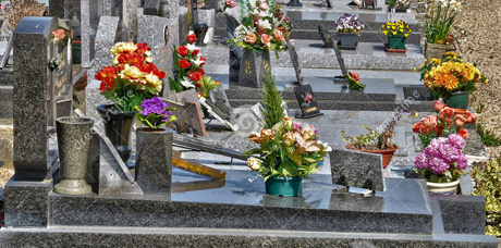 Perseguitata dalle tasse fino nella tomba: il Fisco francese invia cartella di pagamento presso la “Tomba 24, fila E, via del cimitero” di Sarzeau