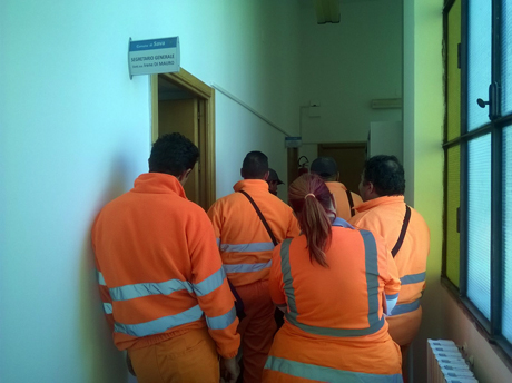 SAVA. Gli operai della Igeco protestano nel Municipio per il mancato pagamento dello stipendio del mese scorso