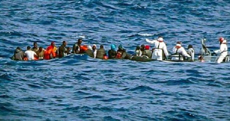 Migranti: ennesimo naufragio al largo delle coste della Libia. Un gommone affonda, 12 morti e diversi dispersi in mare