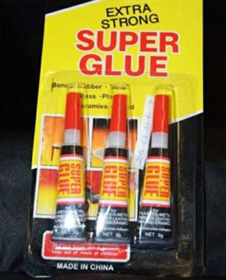Prodotti pericolosi: colla cinese al cloroformio. Ritirato l’adesivo “Super Glue”