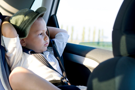 Bimbi in auto, novità nel 2017: entrano in vigore le nuove regole in materia di seggiolini auto per il trasporto dei bambini