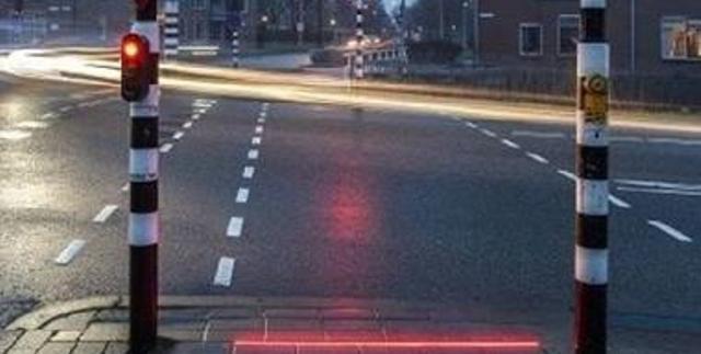 La civile Olanda. Semafori installati sul manto stradale per i pedoni distratti dal cellulare