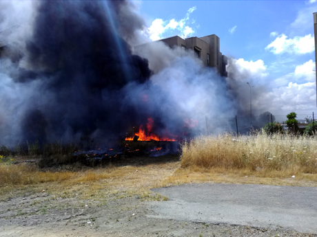 SAVA. Un incendio divampa all’interno del cortile delle case popolari. Alle fiamme due autoveicoli