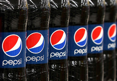 Pepsi richiama e ritira dagli scaffali 3,4 milioni di bottiglie: plastica all’interno