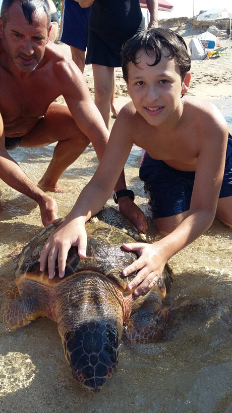 TRULLO DI MARE (marina di Torricella). Una tartaruga spiaggiata diventa la gioia dei ragazzi sulla spiaggia